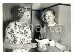 Fotografia d epoca originale 1953 LONDON Edgar SANDERS release from Hungary Happiness for his family 1